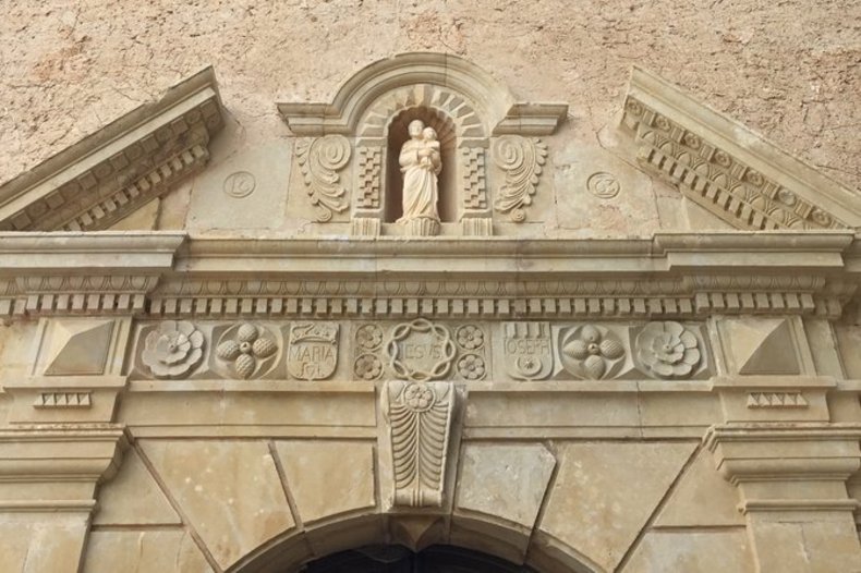 Frontone della chiesa del monastero Saint-Joseph-du-Bessillon /© CC BY-SA 4.0/GB Laissac