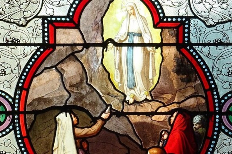 Lourdes, vitrail de la basilique de l'Immaculée Conception. Apparition de la Vierge à Bernadette. / © CC0 Wikimedia, Gérard.