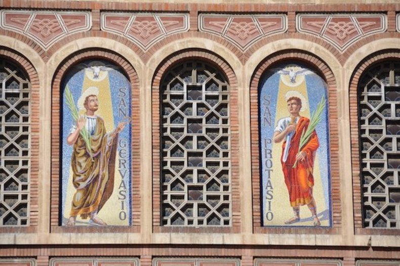 Église de la Mare de Déu de la Bonanova à Barcelone, mosaïques de saints Gervais et Protais. / © CC BY-SA 4.0, JosepBC.