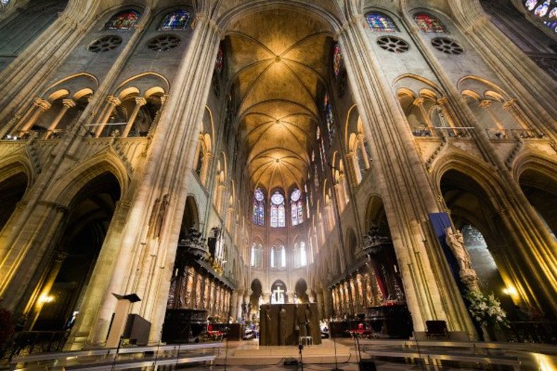 Intérieur de Notre-Dame de Paris / © Unsplash, Jianxiang Wu.