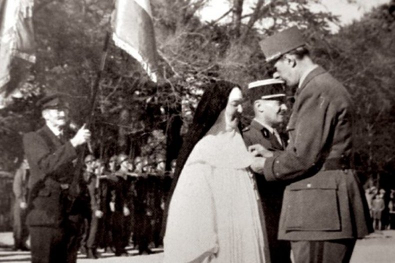 Yvonne-Aimée décorée par le général de Gaulle pour ses actes de résistance / ©DR