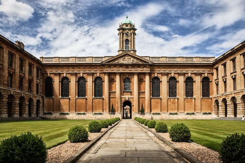 Oxford university, The Queen's College / © Kaofenlio, CC BY-SA 3.0, via Wikimedia Commons.