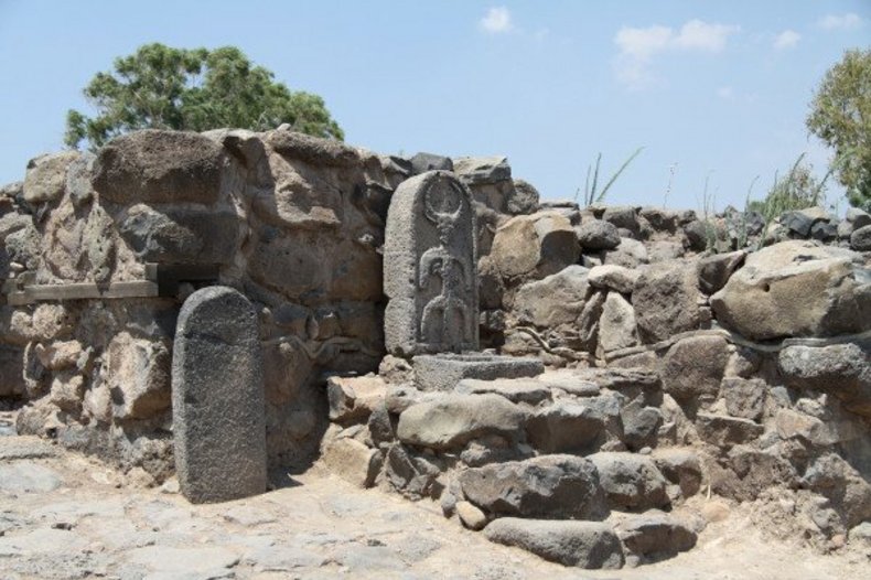 Ruines de la porte de la ville et stèle païenne sur le site archéologique d'Et-Tell, parfois identifié à la ville de Bethsaïde, mentionnée dans les Évangiles./ © CC BY 3.0, Chmee2.