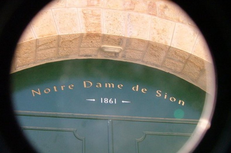 Inscription à la porte de Notre-Dame de Sion, à Jérusalem. / © SuperJew, CC BY-SA 3.0, via Wikimedia Commons.