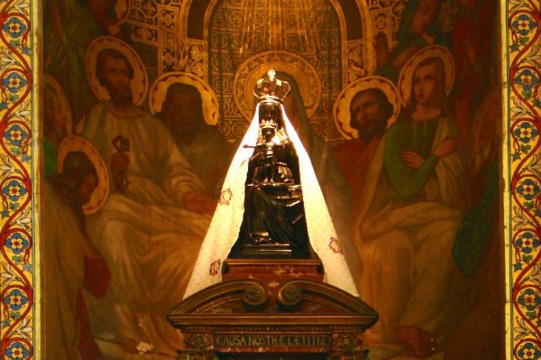 La Vierge noire (XIXe siècle) de la basilique Notre-Dame-de-Liesse à Liesse-Notre-Dame. / © CC0, Vassil.