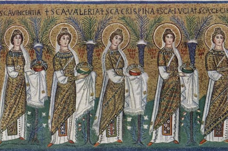 Mosaïque de la procession des vierges à la basilique Saint-Apollinaire-le-Neuf à Ravenne. Sainte Lucie est désignée par les mots qui la surmontent : +SCA LUCIA+ / © Public domain, via Wikimedia Commons 