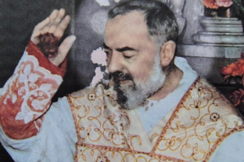 Padre Pio portant les stigmates, photo prise dans les années 1940. / © Jornal O Bom Católico, Public domain, via Wikimedia Commons.
