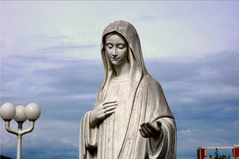 Estatua de la Reina de la Paz (o Nuestra Señora de Međugorje / © CC BY-SA 2.0/Janos Korom