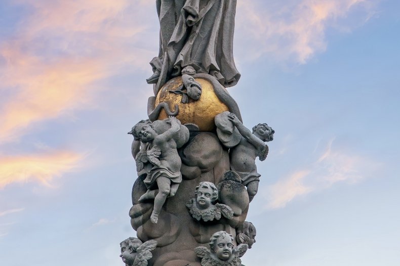 Statue de la Vierge Marie au sommet de la colonne de la peste dans le centre-ville de Kosice, Slovaquie /  iStock/Getty Images Plus/Haidamac