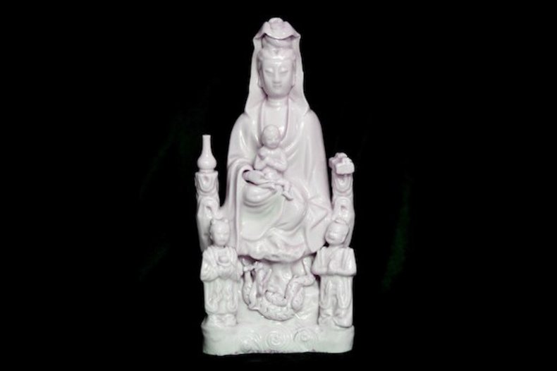 Statue de la Vierge Marie, ressemblant au Kannon bouddhiste (collection Nantoyōsō, Japon) / © CC0, wikimedia.