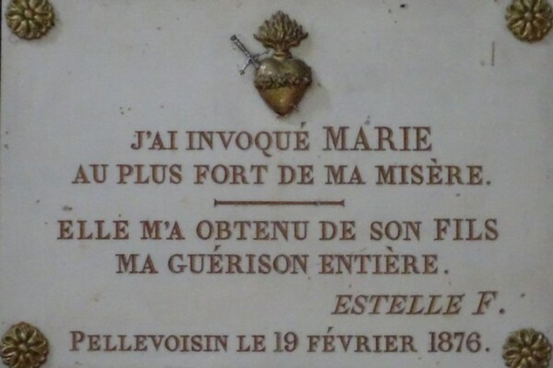 Ex voto apposé par Estelle Faguette à la demande de la Vierge Marie dans la chambre dite des apparitions, là où elle fut miraculeusement guérie par son intercession en février 1876 / © CC0 Wikimedia.