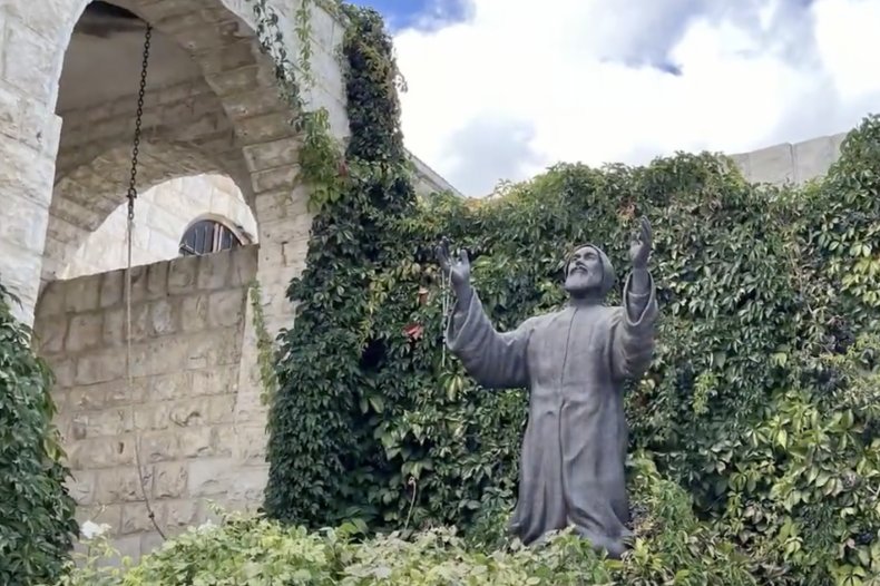 Statue de saint Hardini, à côté de sa maison à Hardine (Liban) / © Alamy