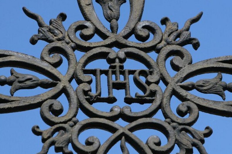 Le monogramme IHS, abréviation signifiant "Iesus Hominum Salvator" (Jésus Sauveur de l'Humanité) / © CC BY-NC-SA 2.0 DEED, Leo Reynolds via Flickr.