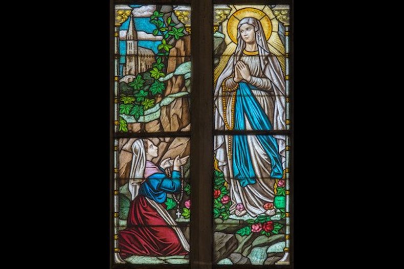 La Vierge Marie de Lourdes et sainte Bernadette Soubirous,  vitrail de l'église Saint-Nicolas, Trnava, Slovaquie. / © Shutterstock, Renata Sedmakova.