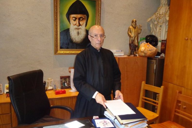 Le père Luis Matar, archiviste des miracles de saint Charbel dans le monde, à son bureau / © DR Jean-Claude Antakli