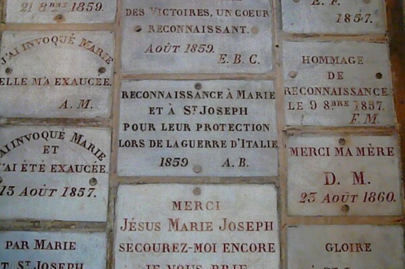 Les ex-voto de Notre-Dame-des-Victoires, Paris / © CC0, KJK via Wikimedia.