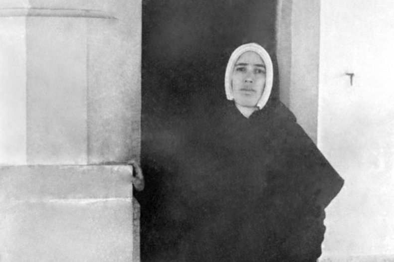 Sœur Lucie dos Santos dans la chapelle des apparitions, à côté de la colonne qui marque l'endroit des apparitions de la Vierge, 22 mai 1946. / © CC0, wikimedia.