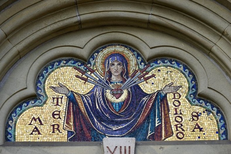 Mosaico nella cappella, meta di pellegrinaggio, dei Sette Dolori di Maria a Malsch (Wiesloch), Germania /© CC BY-SA 4.0 / Roman Eisele