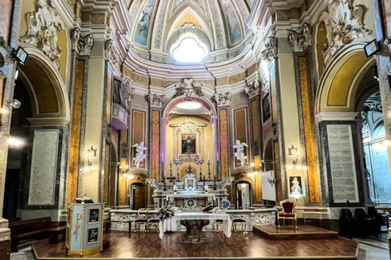 Intérieur de l'église où se trouve la tombe du Père Ruotolo Dolindo à Naples. / © Shutterstock, DyziO.