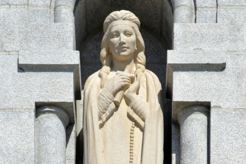 Statue de Kateri Tekakwitha à la basilique Sainte-Anne-de-Beaupré, près de la ville de Québec. / © CC BY-SA 3.0, Selbymay.
